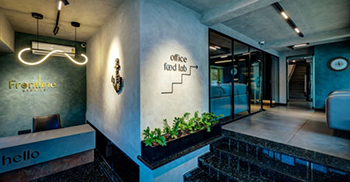 办公室设计装修：舷窗、锚花饰和装饰有人工攀爬者的钢制隔板营造出一个有趣而专业的环境