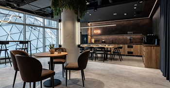 公司办公室装修：带有不规则网状图案的光栅天花板占据了整个空间的主导地位