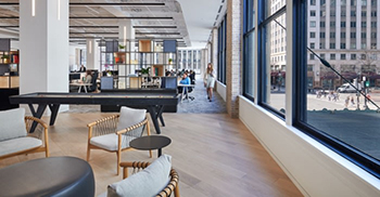 办公空间设计：以温暖的木材、黑色金属以及海军蓝和李子色的色彩飞溅为特色