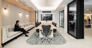 公司办公室装修：拥有柔和的色调和高贵的材料打造温馨的空间