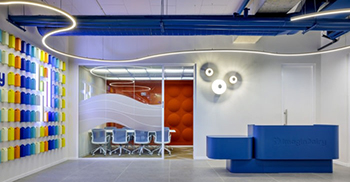 办公室设计装修：公共区域采用了柔和的色彩和俏皮的照明方案