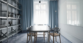 办公室设计：梦幻般的蓝色占据了中心位置 营造出一种凝聚力和统一感