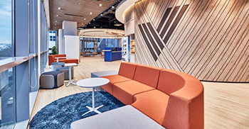 办公楼设计装修：坚固的循环脊柱连接不同的工作和社交区域